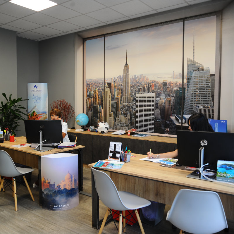 L'atmosfera dell'atelier di viaggi Gate65 a Brescia